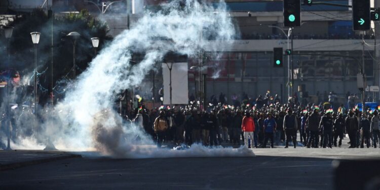Em meio a protestos, Bolívia revoga lei que limitava estado de exceção